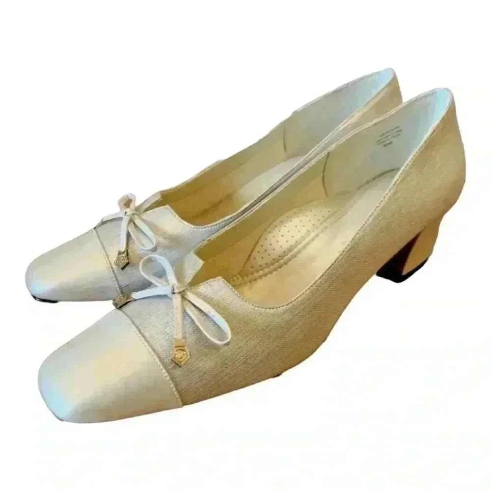 J Renee Deanne Silver Heels Bows Womens Shoes Size US 7 W/Box